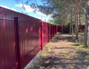 Забор из профлиста на винтовых сваях бордовый