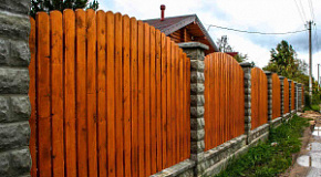 Секционный забор из деревянного штакетника с кирпичными столбами