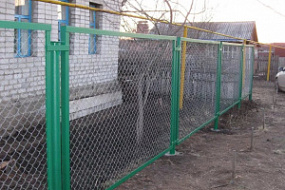 Забор для частного дома из сетки рабицы зеленый